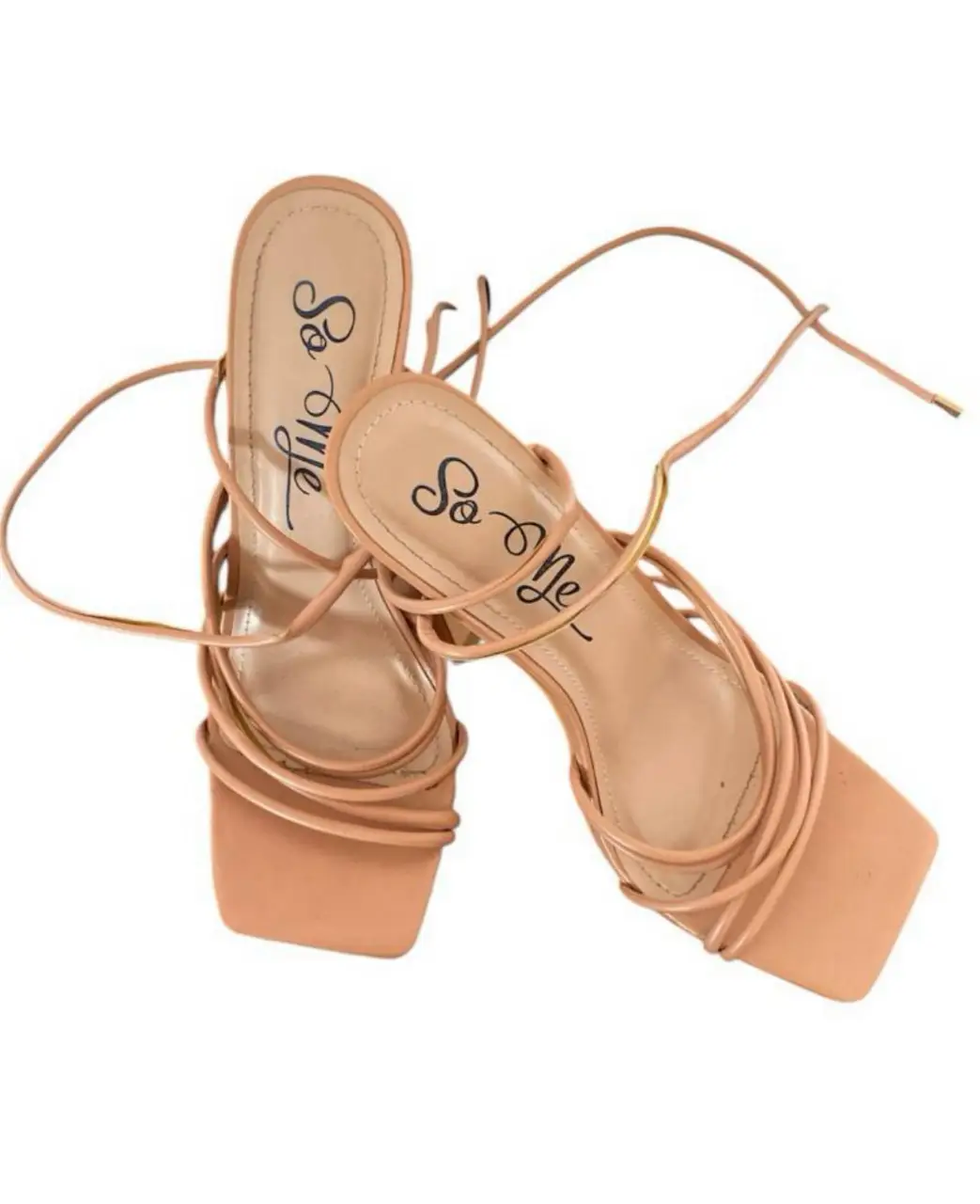 Sandalias de mujer color nude con taco fino y tiras para atar al tobillo. Ideales para eventos y salidas. tienen su uso pero salvo q las tiras se despegaron un poco (fácil arreglo con cola) están divinas! taco 12cmplantilla interna 25cm