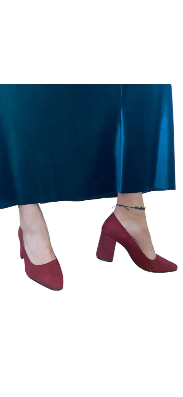 Elegantes zapatos de taco alto en color bordó, ideales para complementar cualquier atuendo de fiesta o evento especial. Con un diseño clásico y sofisticado, estos tacos son perfectos para añadir un toque de glamour a tu look. plantilla 25cm, taco 7cm