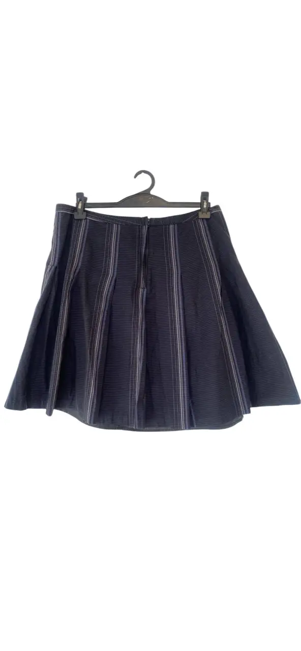 Pollera de mujer, de la marca H&M, con diseño a rayas en tonos azul y gris. Talle 12 US, 42 EUR. Ideal para un look elegante y versátil.