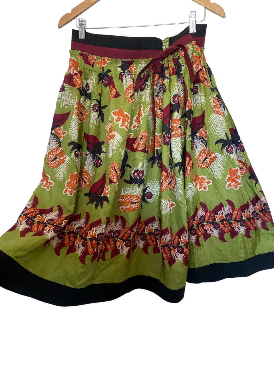 Pollera larga Philosophy di Alberta Ferretti 100% seda con estampado floral en tonos verdes, naranjas y borgoña. Importada de italia. Posee cintura elastizada con lazo para ajustar y detalle de borde negro en el ruedo. Ideal para un look bohemio y fresco. Cintura máximo 57, mínimo 41, largo 78