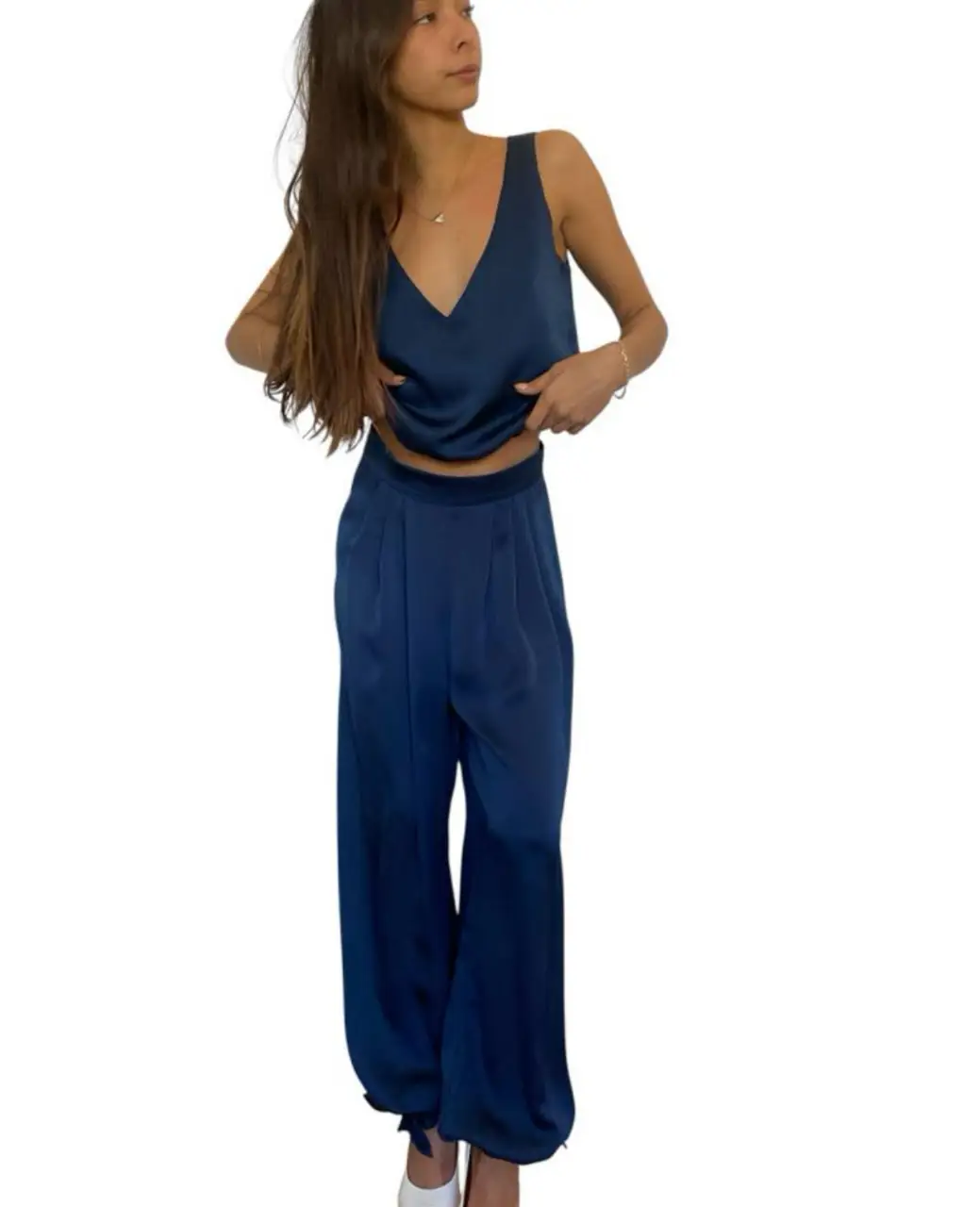 Conjunto de dos piezas de satén azul hecho a medida. Incluye un top con escote en V y pantalones palazzo con detalle de lazo en los tobillos. Ideal para eventos especiales o una salida elegante. pantalón: cintura 37, ancho a la altura del tiro 70 largo, 106. top: axilas 55, largo 45