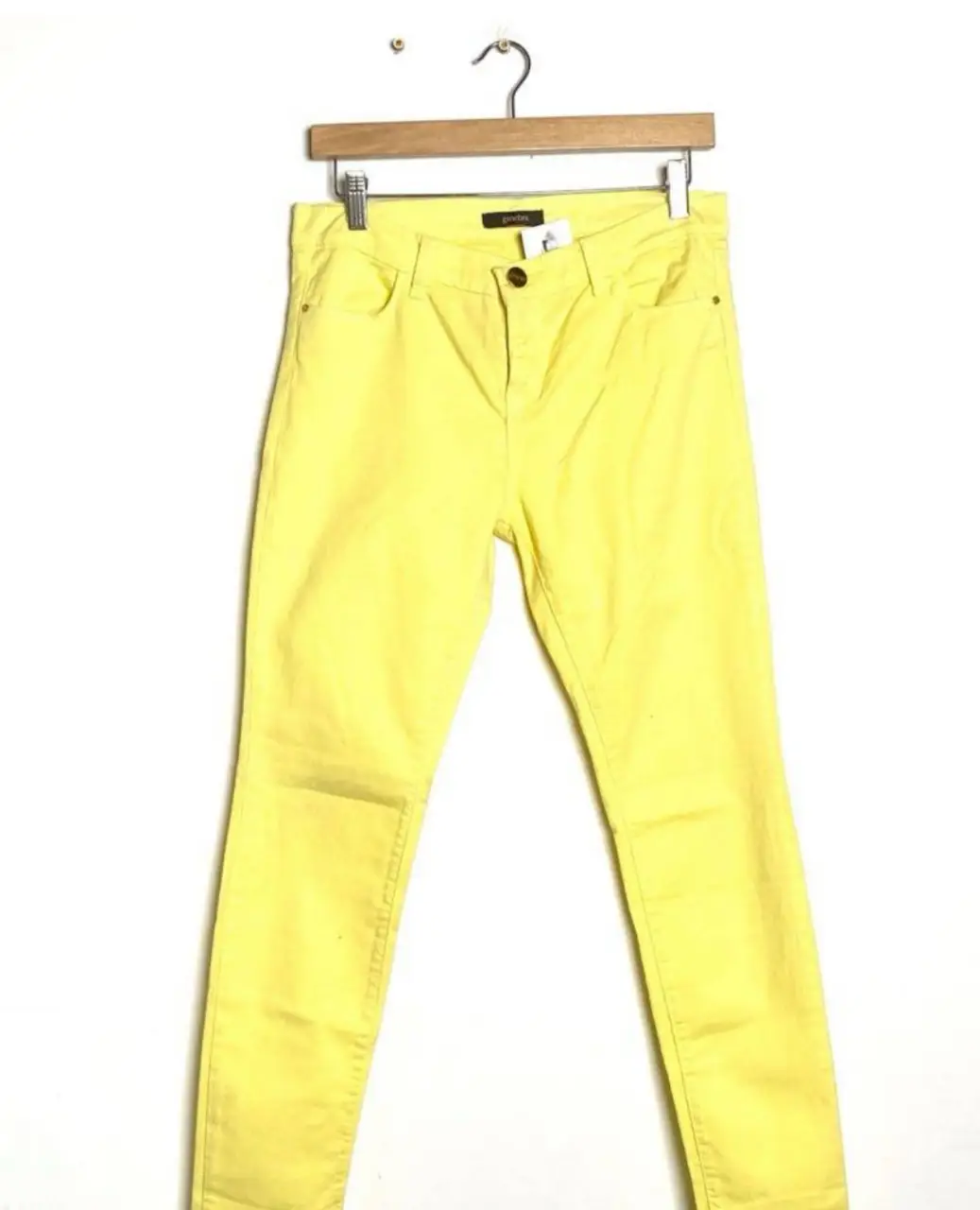 Jeans Ginebra de color amarillo, tiro medio, talle 27. Confeccionado en 98% algodón y 2% spandex. Ideal para un look casual y moderno. impecable como nuevo! cintura 39-42, tiro delantero 23, tiro trasero 32, largo 94cm