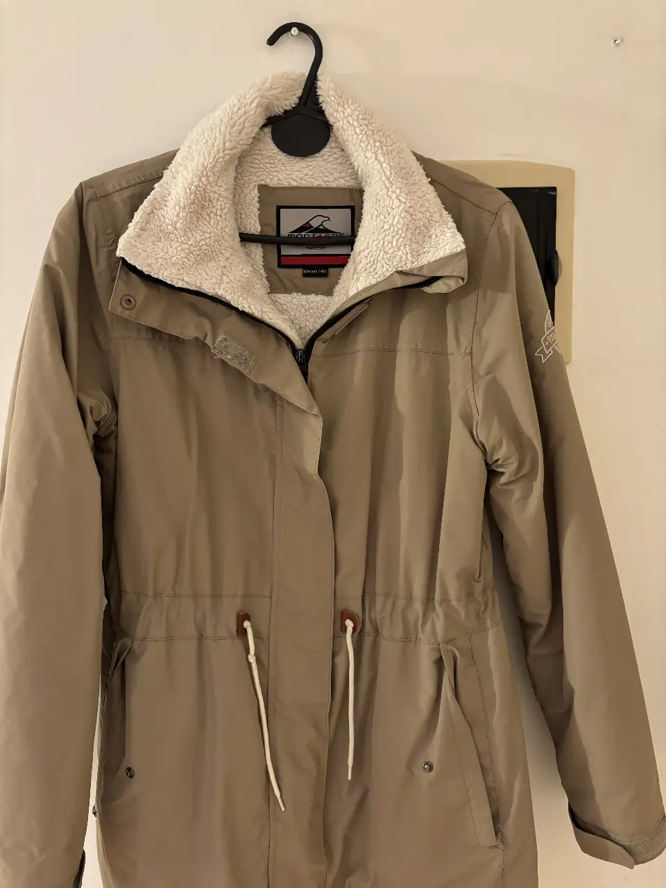 Campera Montagne de abrigo, color marrón, con cuello de piel sintética color crema. Ideal para el invierno.