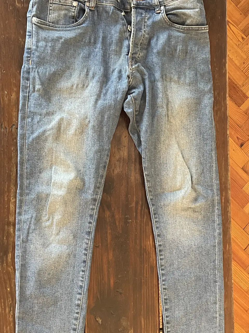 Jeans Skinny de hombre, tiro bajo, color azul. Talle 31/32. Hecho en Bangladesh. Ideal para un look casual y moderno.