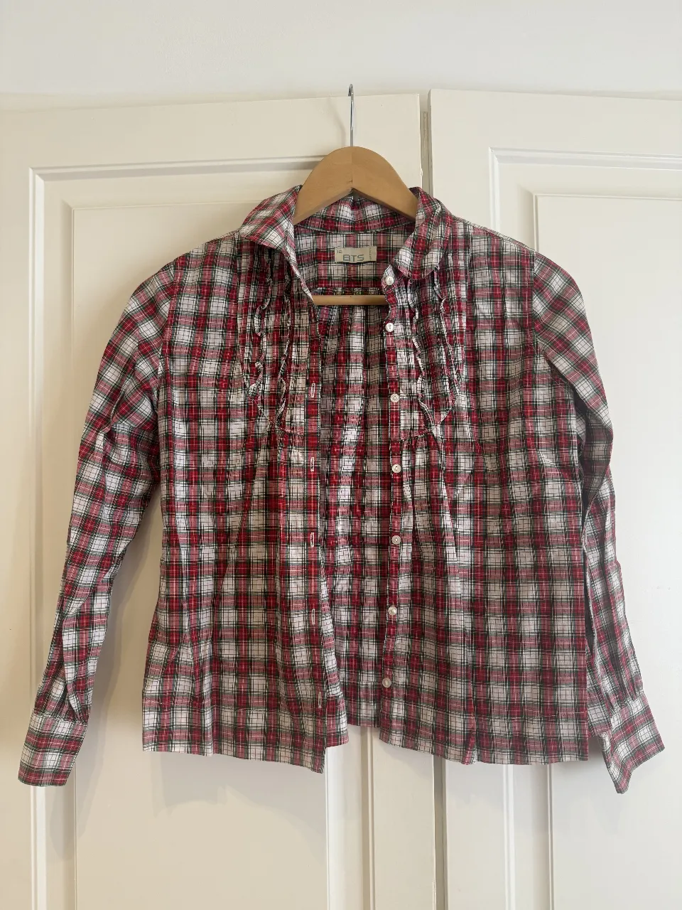 Camisa a cuadros de manga larga, con detalles de volados en el frente. Ideal para un look casual y canchero.