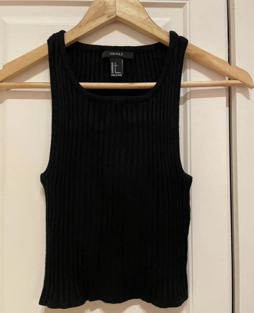Musculosa negra de morley, súper canchera y versátil. Perfecta para combinar con todo.