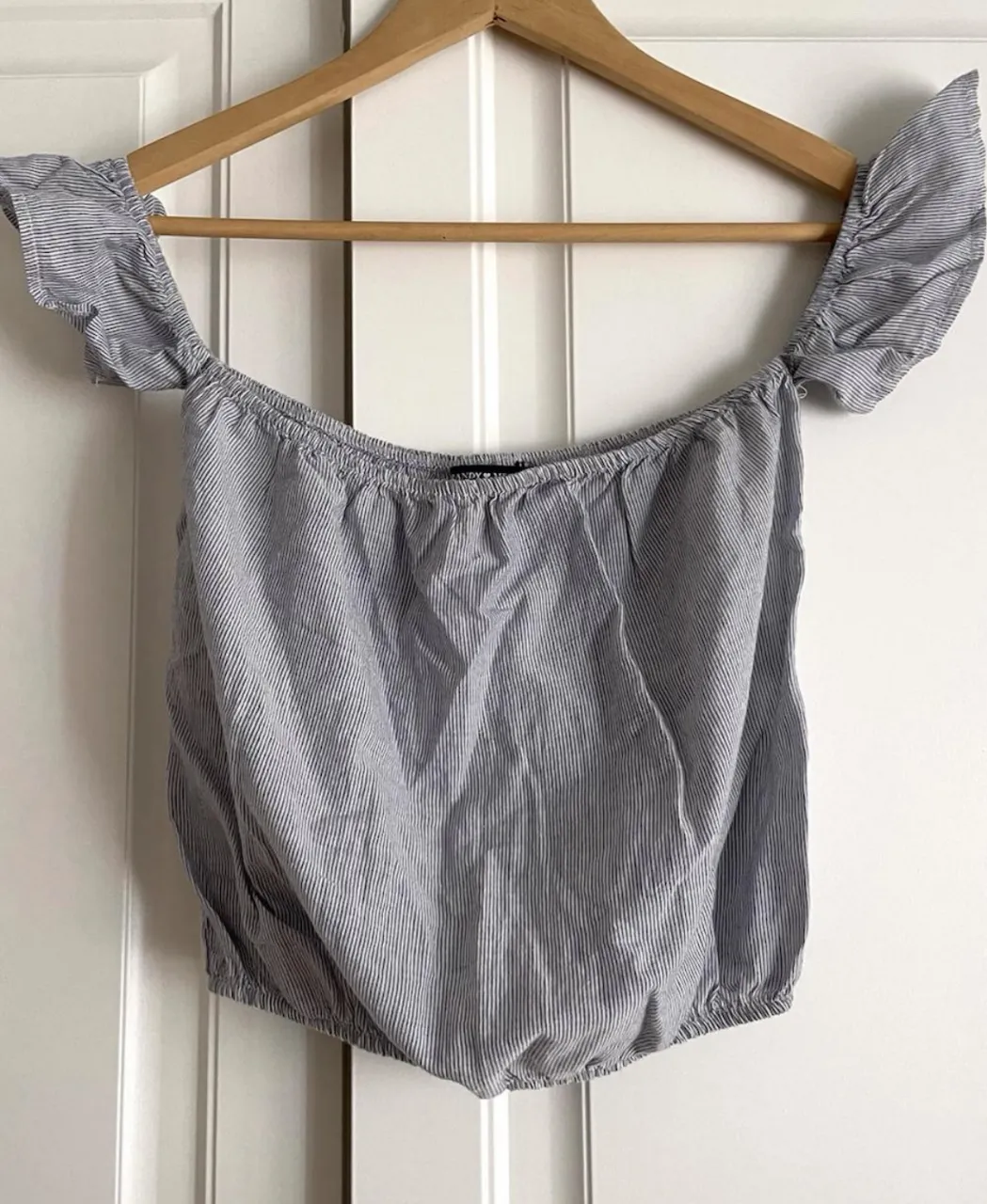 Top a rayas off shoulder con mangas cortas con volados. Es súper fresco y liviano, ideal para el verano. Talle unico.