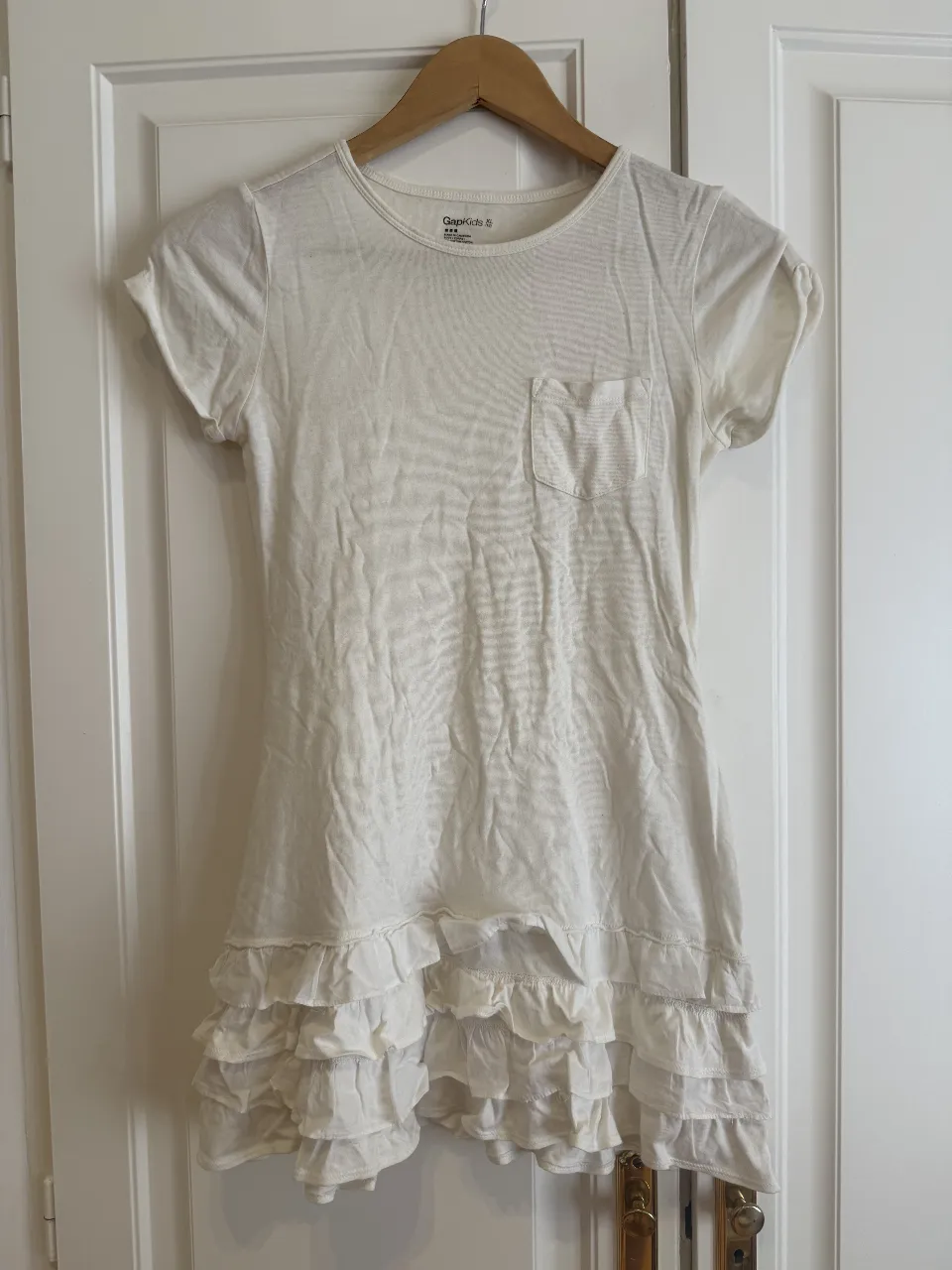 Vestido blanco de algodón con volados en la parte inferior. Ideal para un look fresco y delicado. Gapkids XL