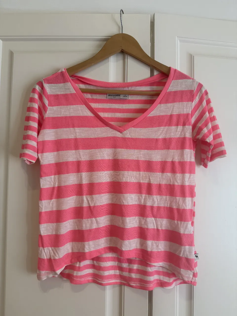 Remera a rayas súper canchera, ideal para el día a día. Su diseño a rayas en rosa y blanco la hace súper versátil y fácil de combinar. Perfecta para un look casual y fresco. Abercrombie Kids L.