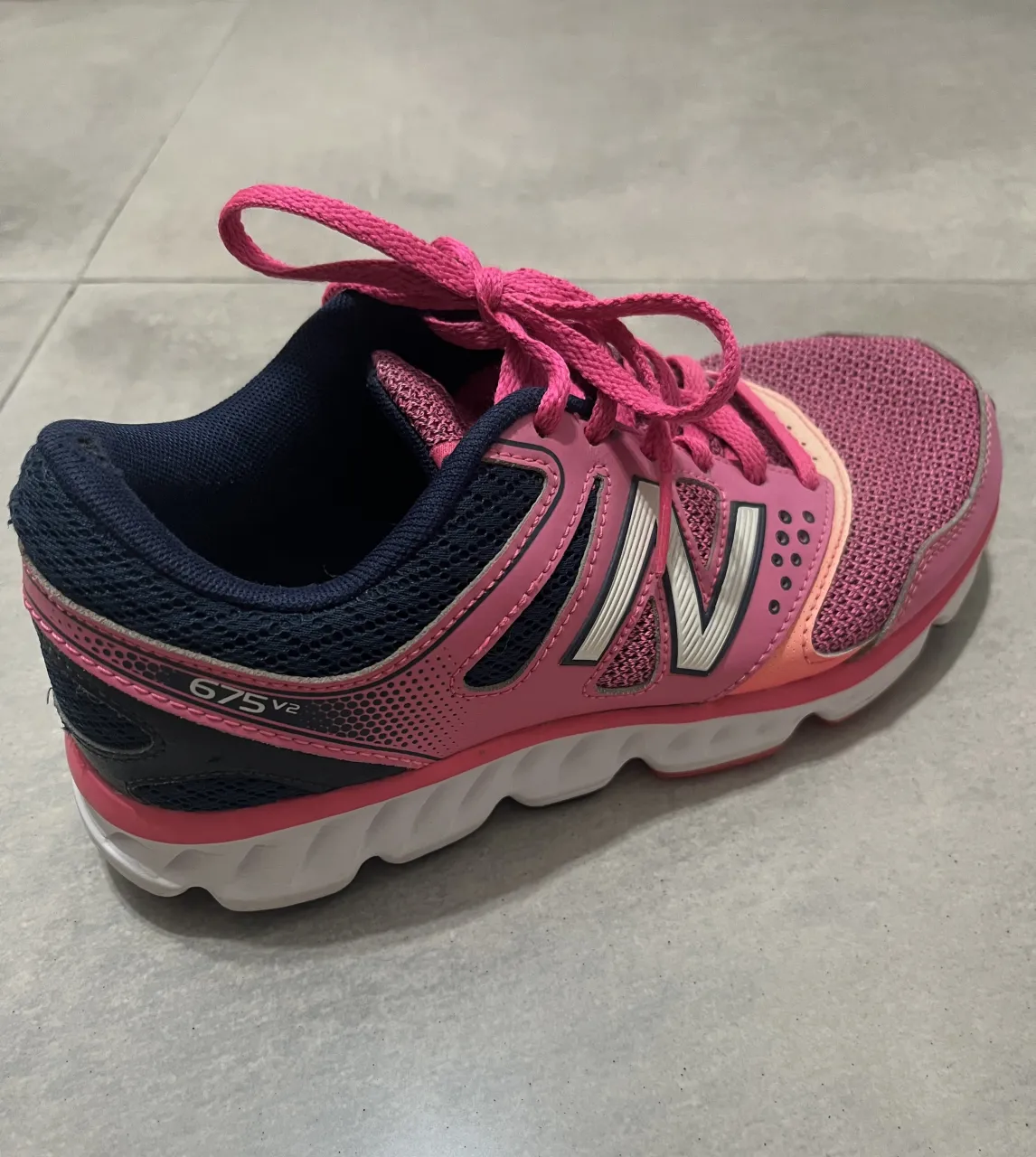 Zapatillas deportivas/urbanas New Balance color rosa con detalles en azul marino y blanco. Cordones rosas. Sin plantillas