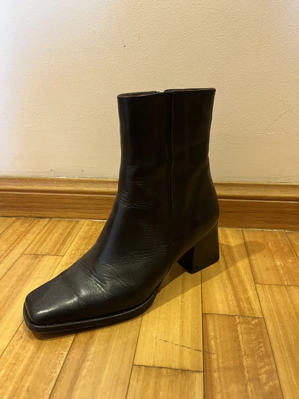 Botas de caña baja negras con punta cuadrada y taco cuadrado. Tienen cierre lateral. Casi sin uso