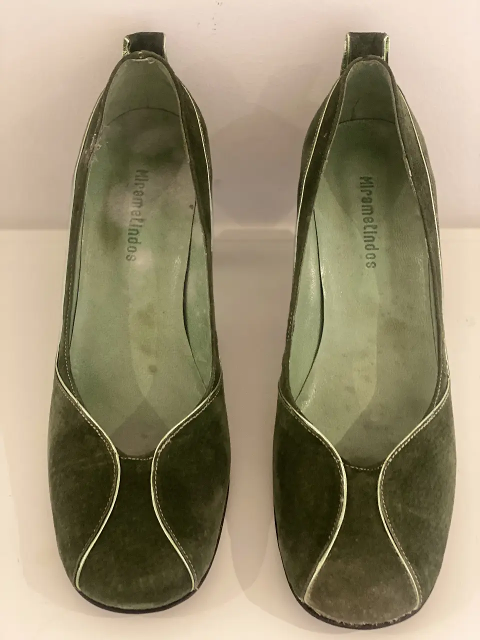 Elegantes zapatos de tacón verde con detalles en blanco. Ideales para una salida o evento especial. Diseño clásico y sofisticado.