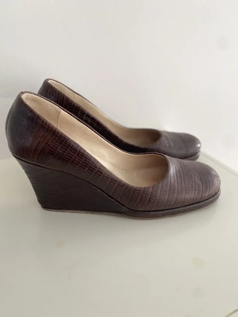 Tacos de cuña marrones con textura de reptil. Ideales para un look elegante y sofisticado.