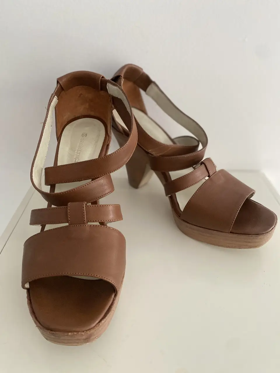 Sandalias de cuero marrón con plataforma y taco ancho. Ideales para un look elegante y cómodo.
