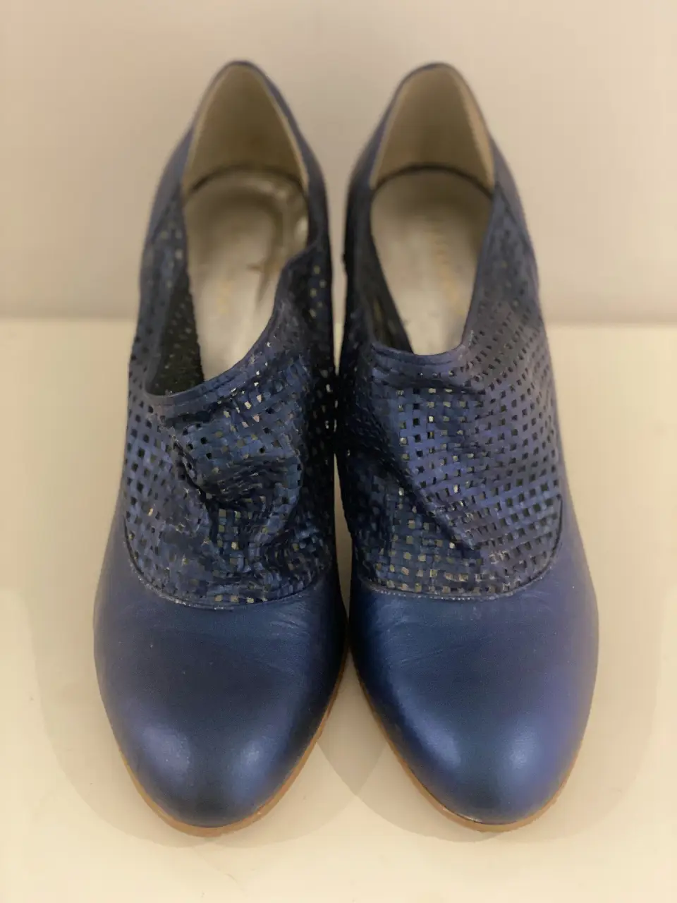 Botines de cuero azul con detalles calados. Ideales para un look elegante y moderno.