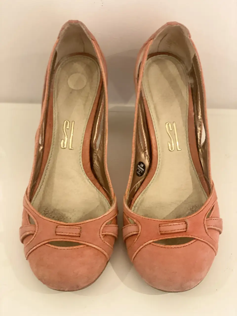 Elegantes zapatos de taco alto en color salmón , ideales para una fiesta o evento especial. Diseño con detalles calados y el logo de la marca SL en la plantilla.