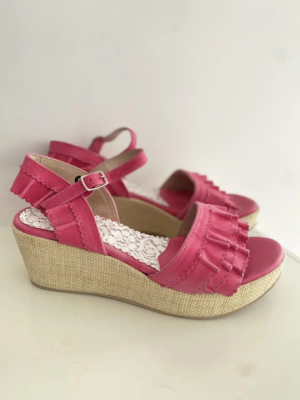 Sandalias rosas de plataforma con detalles de volados en la capellada y pulsera con hebilla. Ideales para un look fresco y femenino.