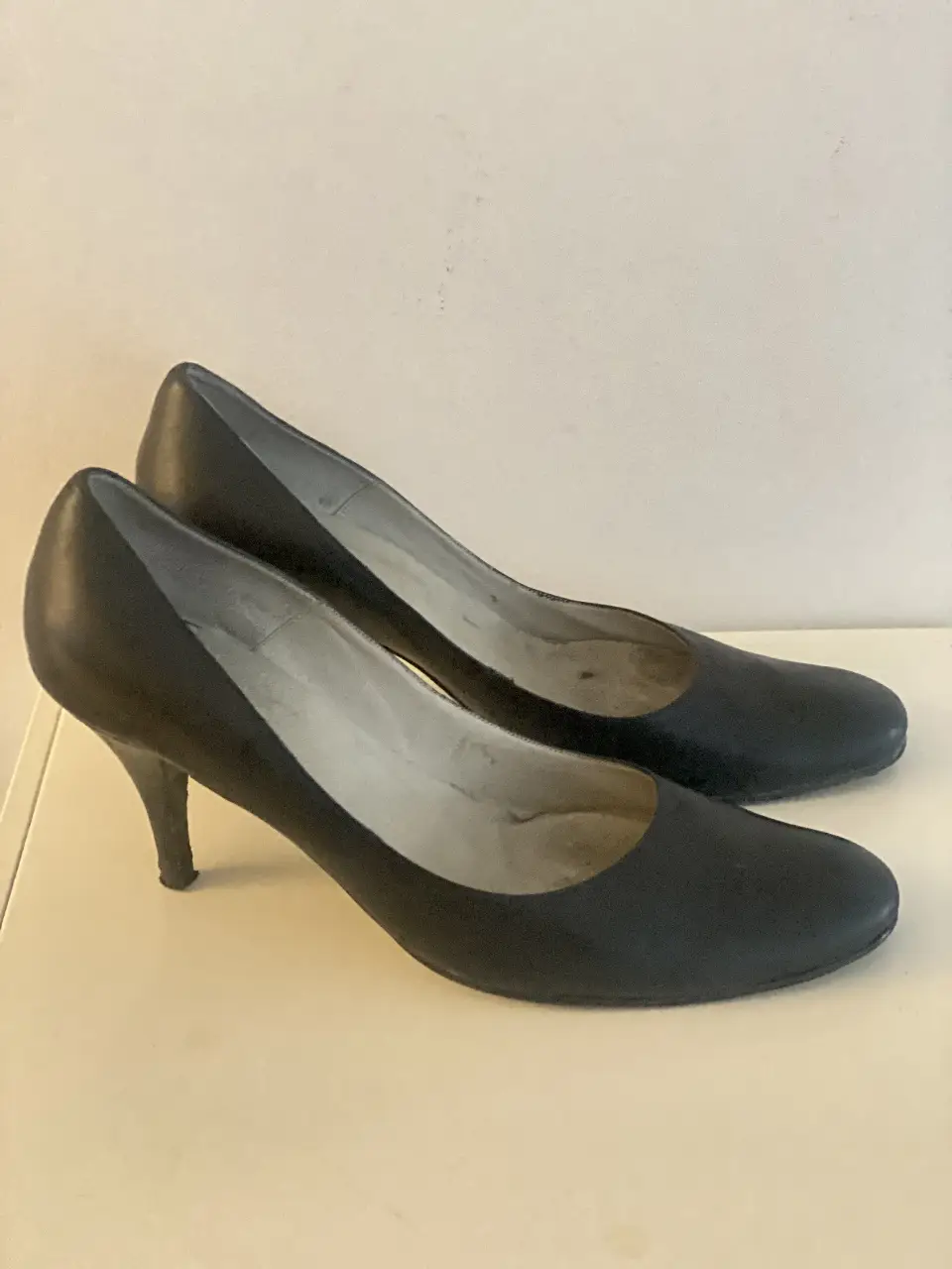 Elegantes zapatos de taco alto negros, ideales para eventos formales y salidas nocturnas. Diseño clásico y sofisticado, perfectos para complementar cualquier atuendo.
