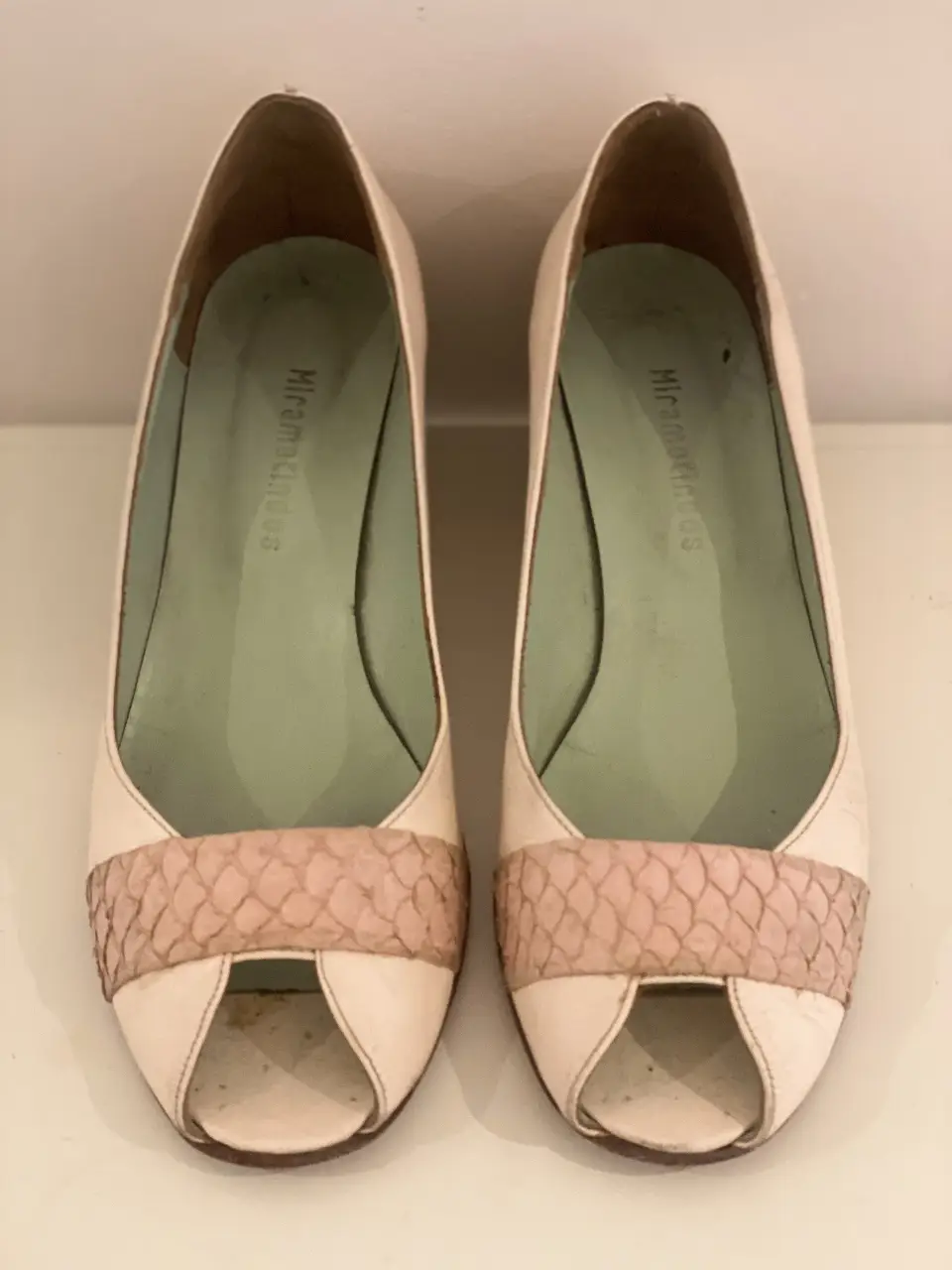 Elegantes zapatos de mujer con diseño peep toe. Combinan un frente rosa bebe con un detalle en rosa texturizado. Tacón de cuña.