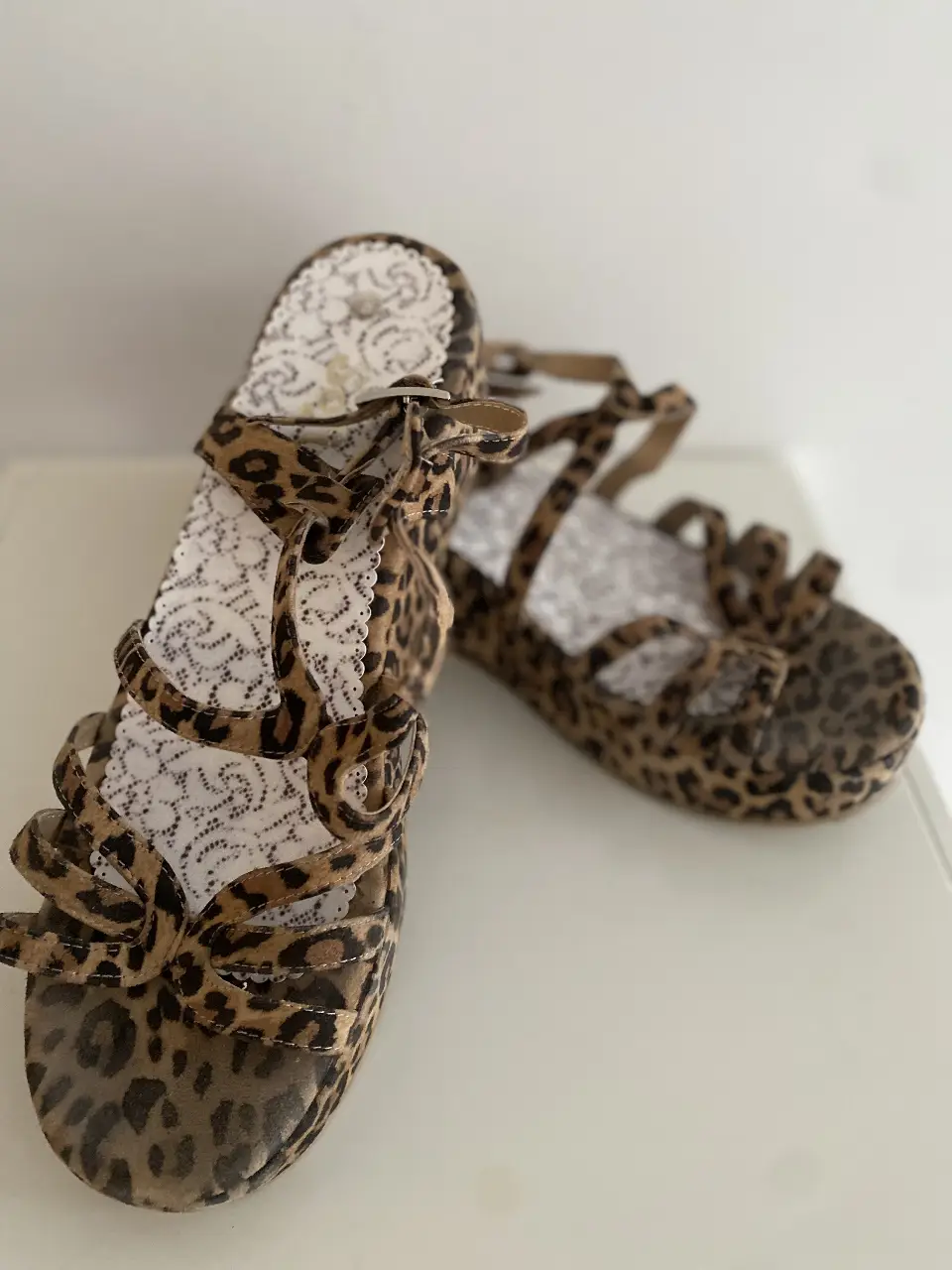 Sandalias de mujer con estampado de leopardo. Diseño con tiras y moños decorativos. Ideales para un look casual y con estilo.