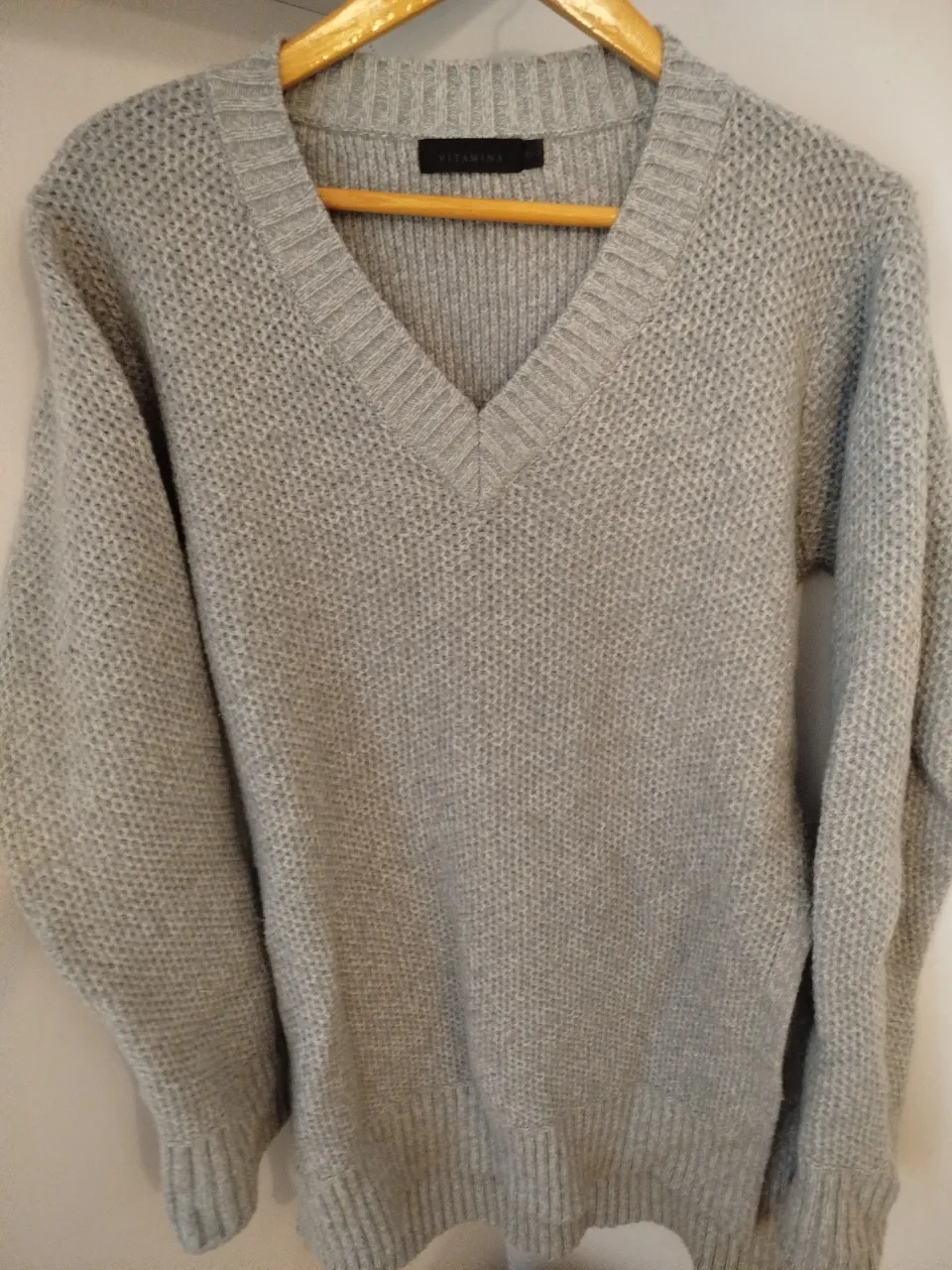 Sweater de mujer en color gris, con cuello en V y tejido grueso. Ideal para un look casual y abrigado en otoño/invierno.