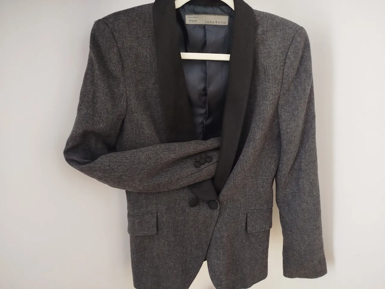 Elegante blazer de mujer, color gris con solapas negras. Ideal para un look formal o de trabajo. Marca Zara Basic.