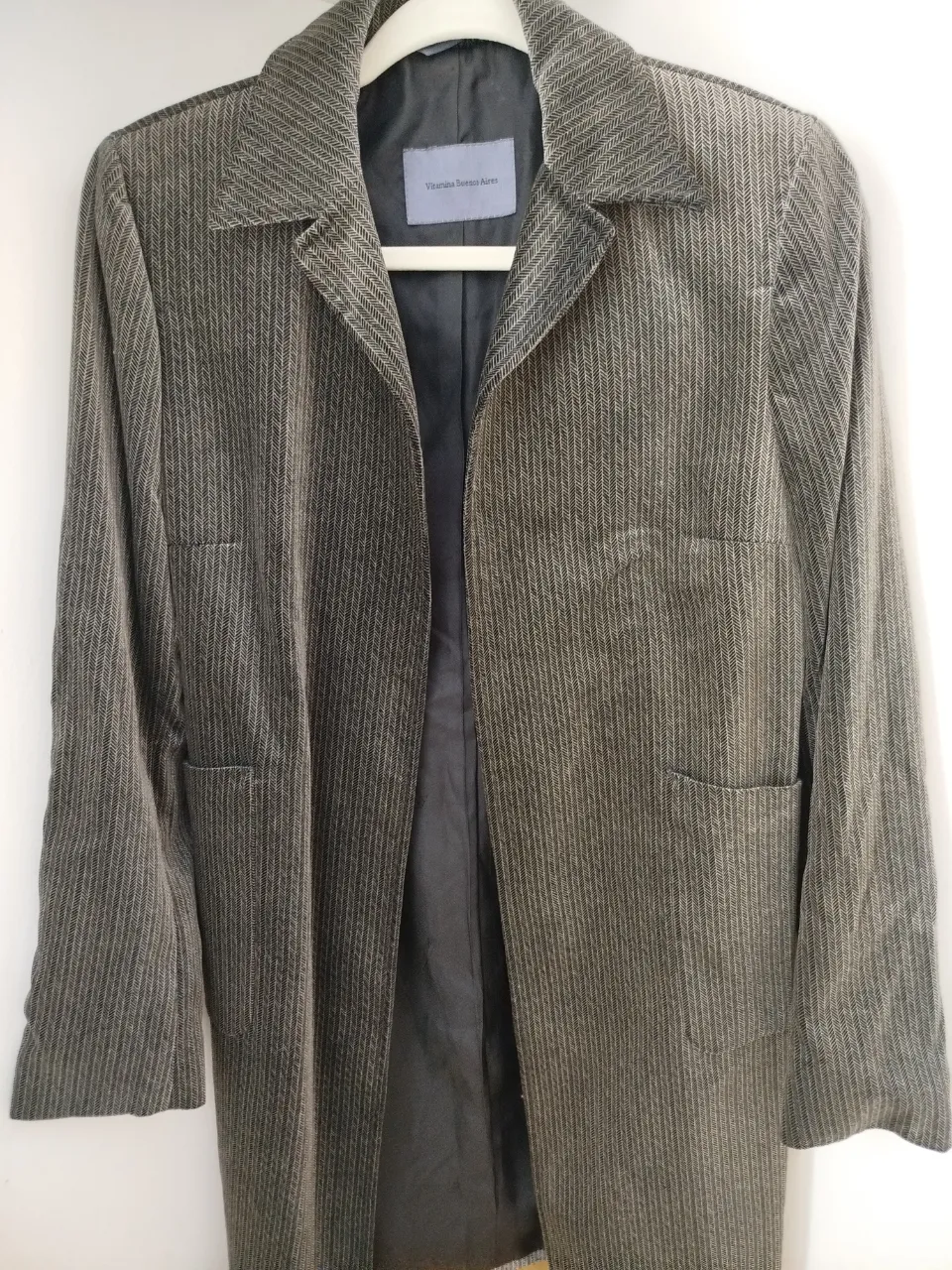 Blazer de mujer de corte sastrero, con diseño a rayas en color gris. Ideal para un look elegante y sofisticado.