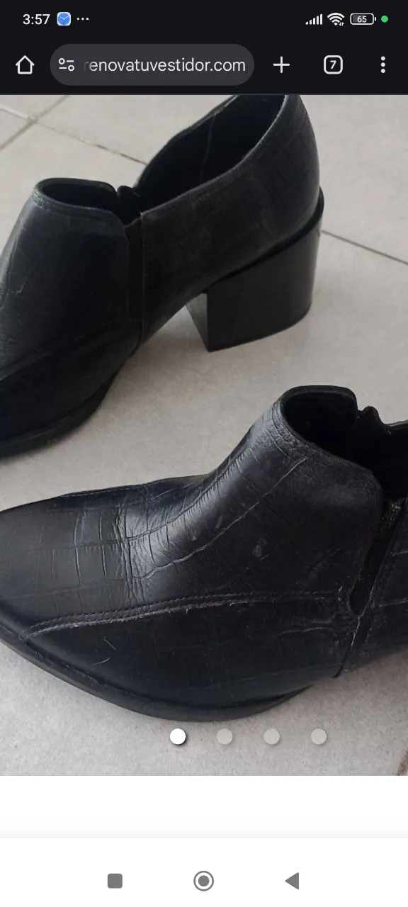 Botines negros de cuero con taco cuadrado y diseño de cocodrilo. Ideales para un look moderno y sofisticado.