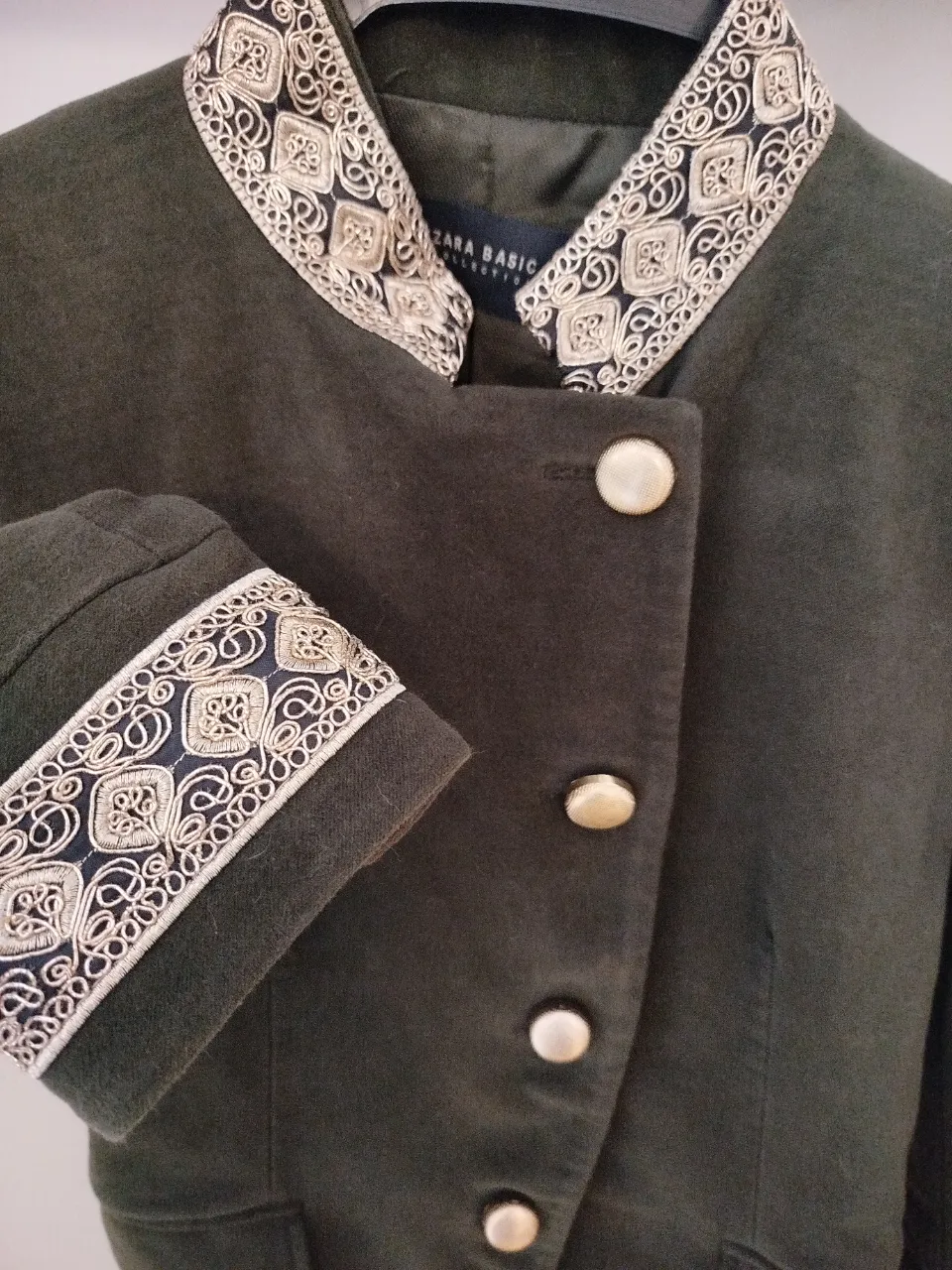 Chaqueta de mujer Zara Basic Collection, color verde oscuro con detalles bordados en cuello y puños. Corte entallado con botones dorados.