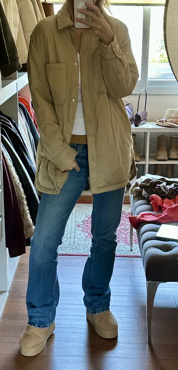 Campera puffer oversize color crudo, ideal para un look casual y abrigado. Confeccionada con materiales de calidad, esta campera es perfecta para el invierno. Su diseño moderno y versátil la convierte en una prenda imprescindible en tu guardarropa.