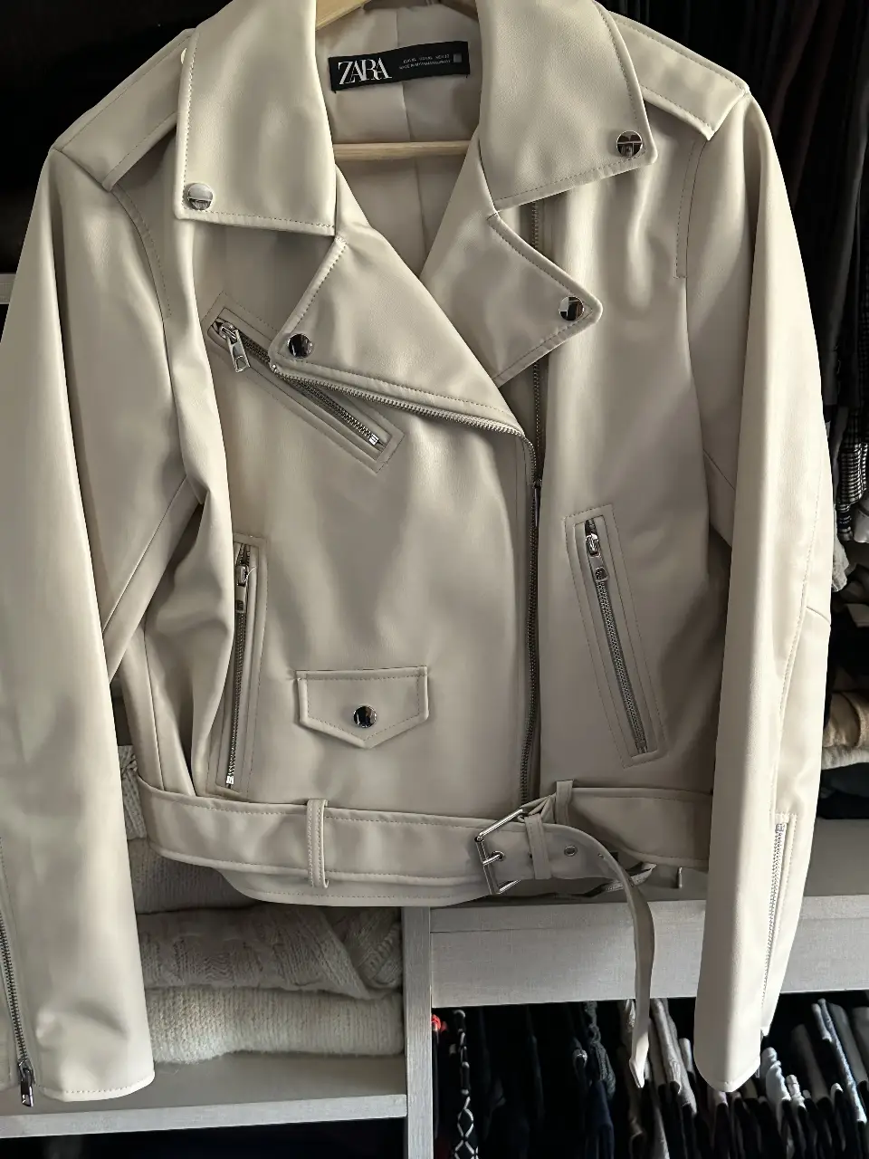 Campera biker de cuero sintético color crema, con cierre asimétrico y detalles metálicos. Ideal para un look moderno y canchero.