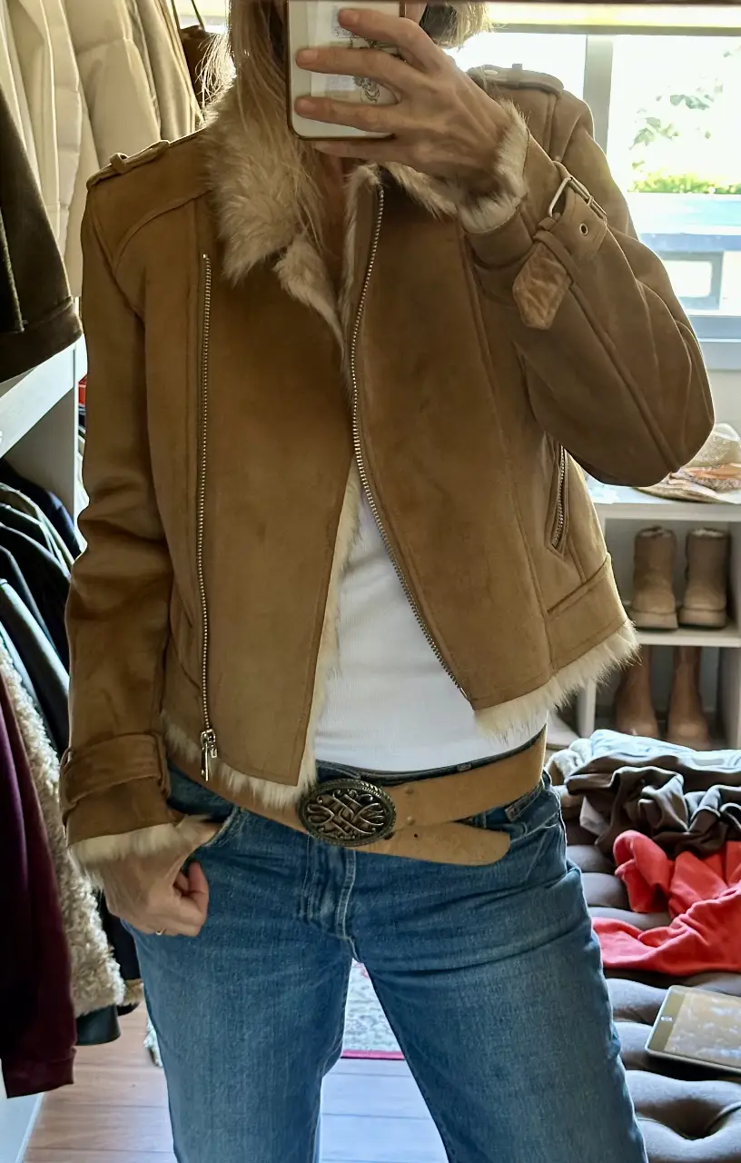 Campera biker de gamuza sintética con detalles de piel sintética en el cuello y puños. Cierre y detalles metálicos. Ideal para un look moderno y abrigado.