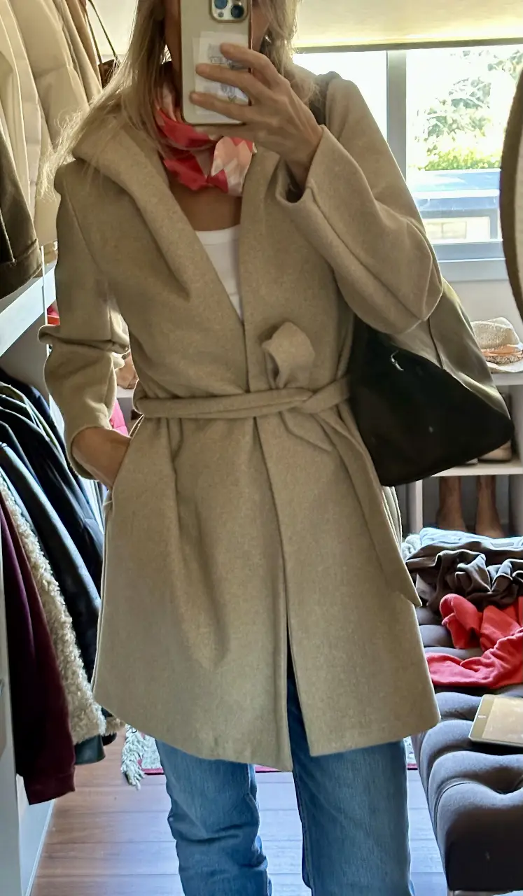 Tapado con capucha y cinturón para mujer. Corte clásico, ideal para el invierno. Confeccionado en paño suave y abrigado. Posee capucha amplia y cinturón para ajustar a la cintura. Bolsillos laterales.