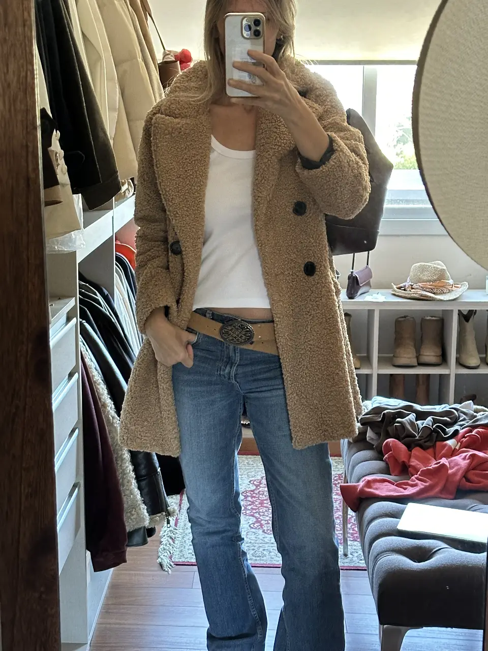 Tapado de paño color marrón camel, con solapas grandes y botones. Ideal para un look casual y abrigado.