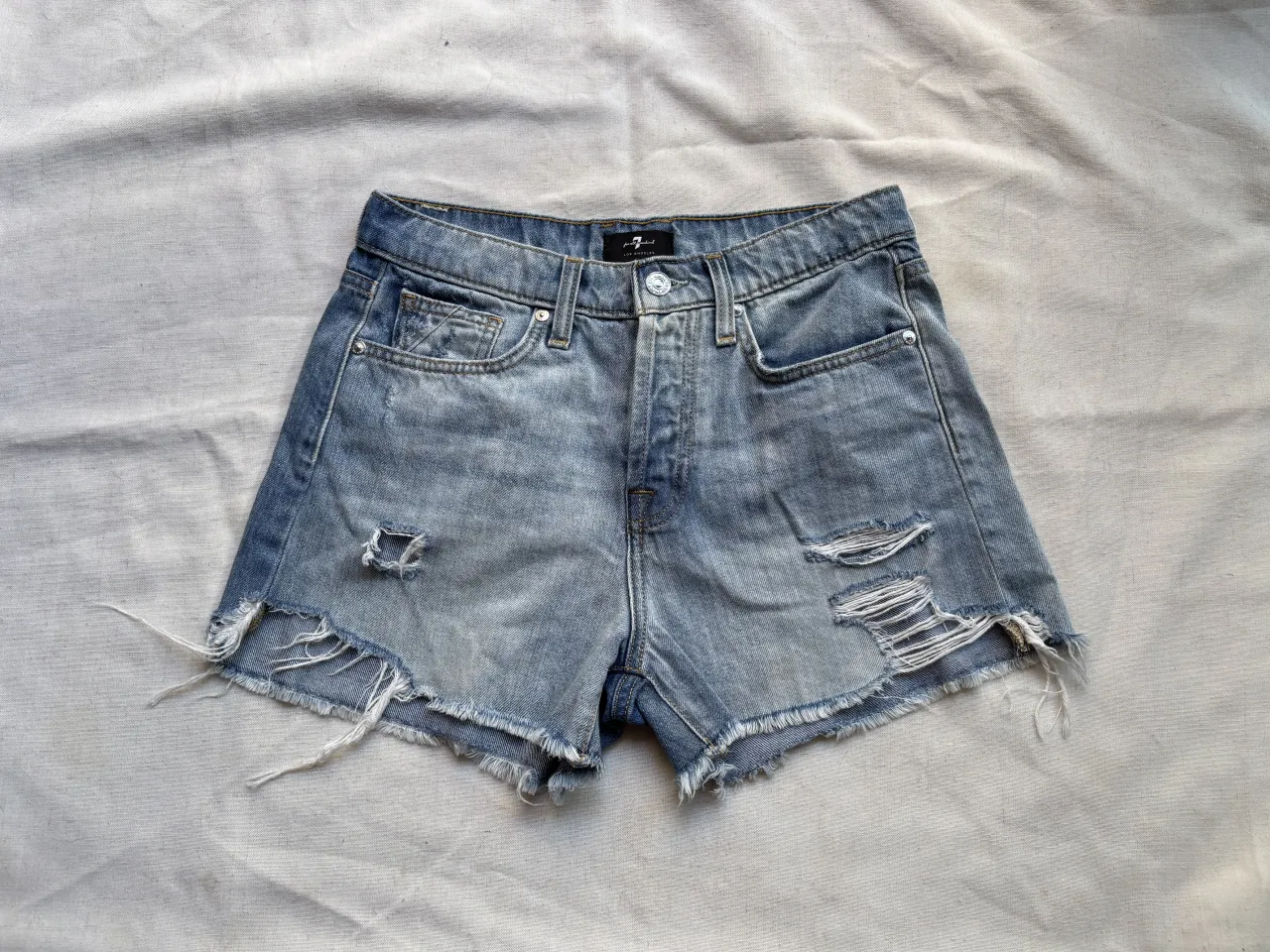 Shorts de jean tiro medio  con roturas y detalles desflecados en los bordes.
Tiene muy pocos usos. Tiene una mancha casi imperceptible en el frente, adjunto foto (la última) 