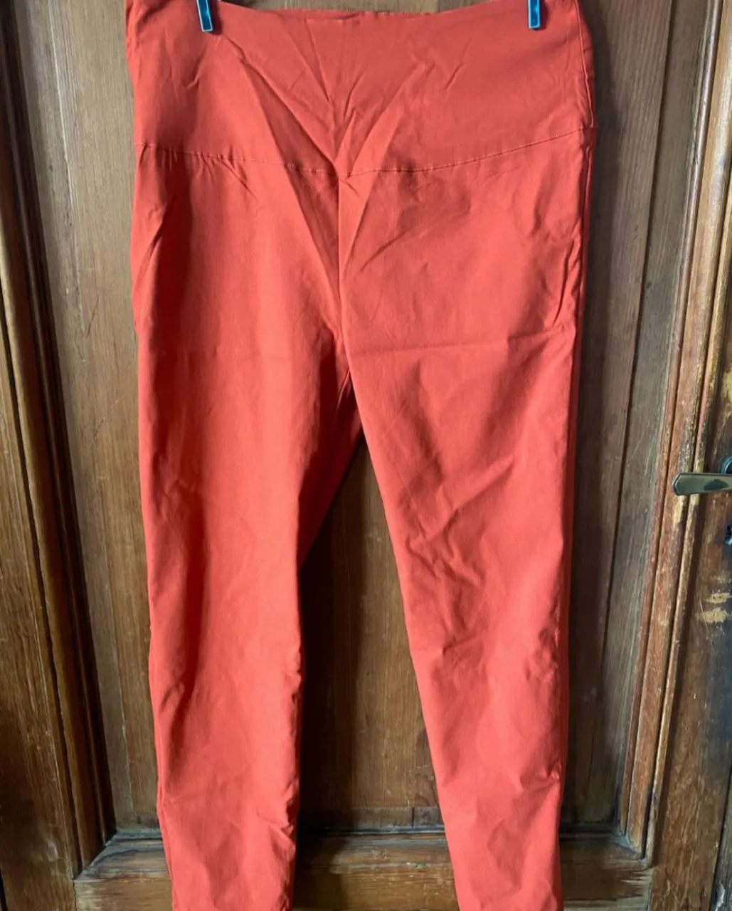 Pantalón de vestir color naranja vibrante, ideal para un look moderno y canchero. Su corte recto y tiro alto lo hacen súper favorecedor y cómodo. Perfecto para combinar con una remera básica o una camisa para un outfit de día o noche.