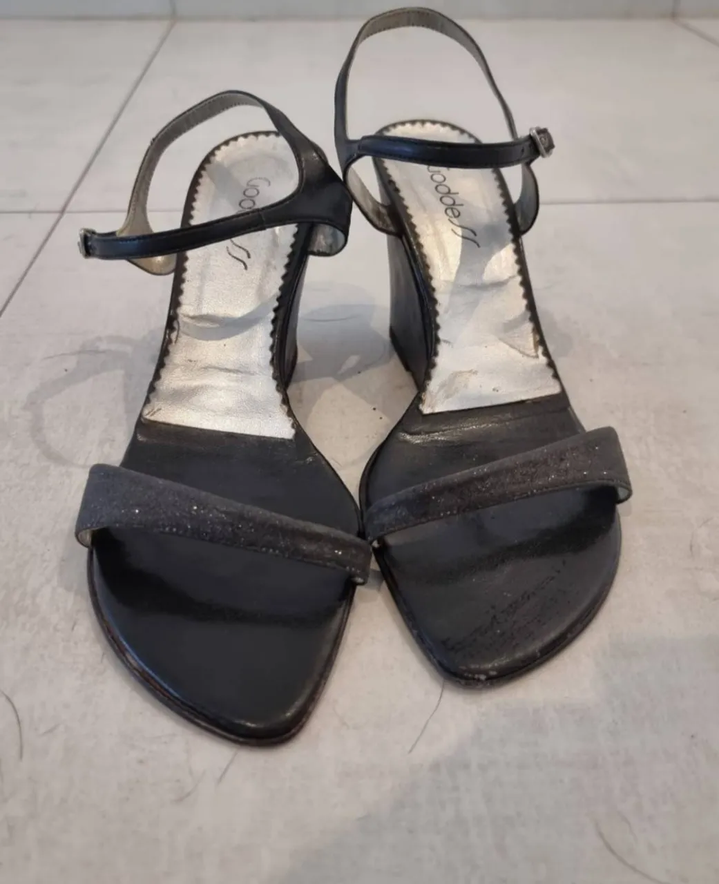 Sandalias de plataforma negras con tiras finas y detalle brillante en la tira delantera. Perfectas para darle un toque chic a tus looks de fiesta o salida.