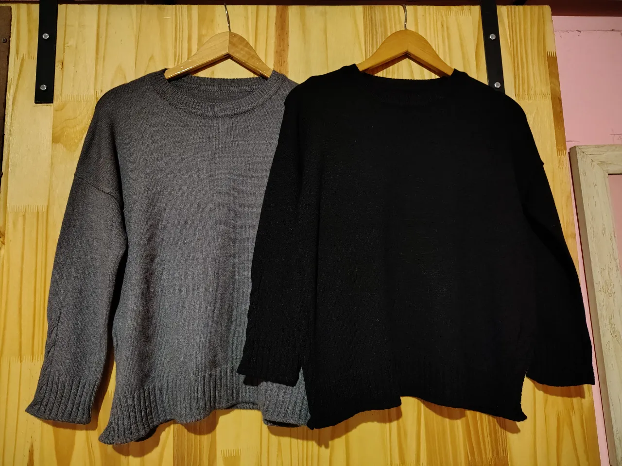 Sweaters largos de punto, disponibles en gris y negro. Ideales para un look casual y abrigado.