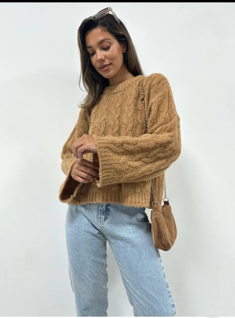 Sweater tejido de color marrón con diseño de trenzas. Cuello redondo y mangas largas. Ideal para un look casual y abrigado. No es de marca. Pero es nuevo y de calidad . 
