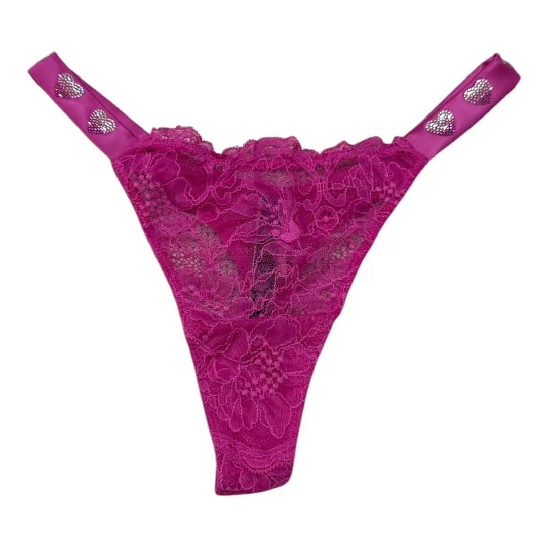 Bombacha de encaje rosa con detalles de corazones plateados en la cintura. Ideal para ocasiones especiales. también disponible en M