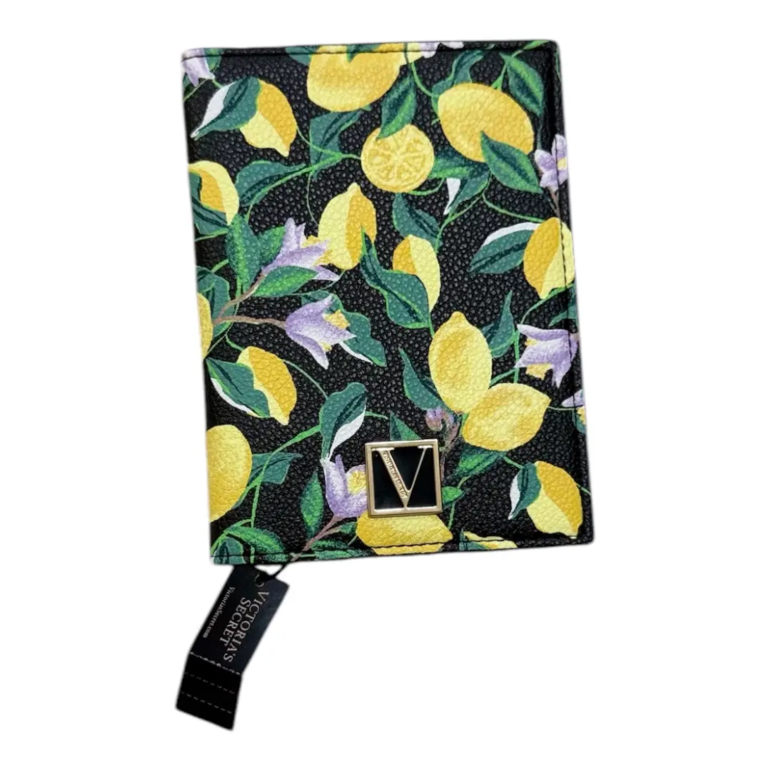 Cartera tarjetero de Victoria's Secret con estampado de limones y flores. Ideal para llevar tarjetas, documentos y dinero. Diseño floral vibrante y elegante.
