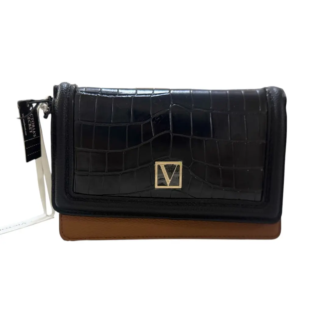 Cartera tipo clutch de Victoria's Secret, con diseño de cuero símil cocodrilo en color negro y base marrón. Ideal para llevar tus esenciales con estilo y elegancia.