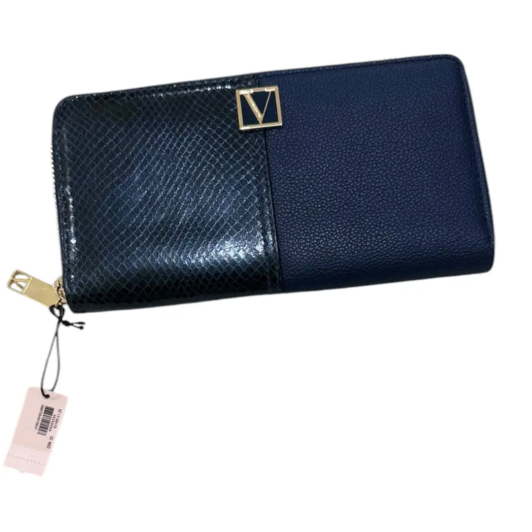 Billetera de mujer Victoria's Secret, combinada en azul liso y símil piel de serpiente. Con cierre perimetral dorado y logo de la marca. Ideal para organizar tus pertenencias con estilo.
