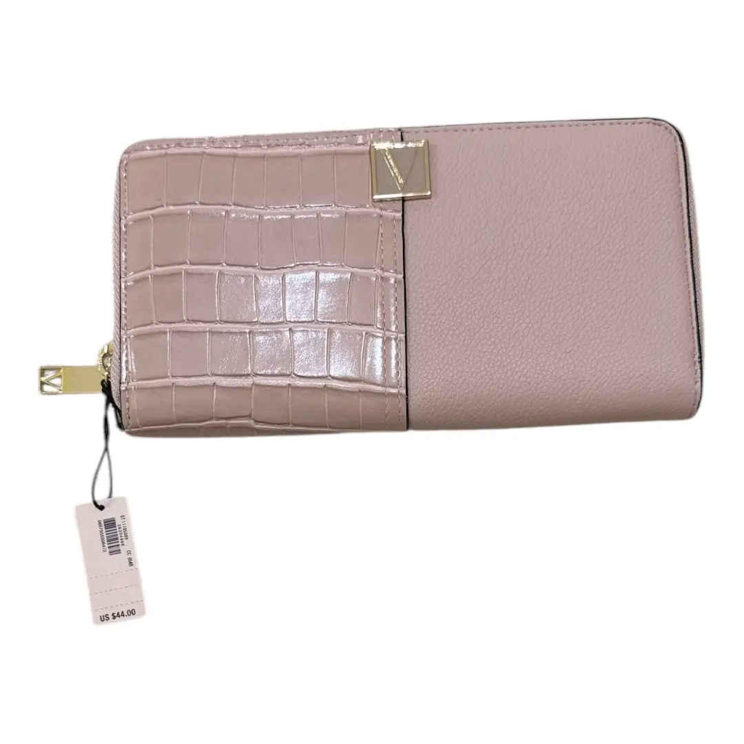 Billetera de mujer Victoria's Secret, color rosa con detalles en relieve y cierre. Nueva con etiqueta, ideal para guardar tus pertenencias con estilo.