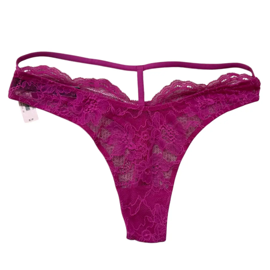 Bombacha tipo tanga de encaje color fucsia con detalles de strass en la cintura. Ideal para una ocasión especial.