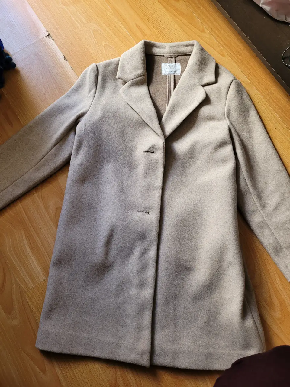 Sobretodo de paño color crudo de la marca Zara, talle 11-12 para niña. Ideal para el invierno, con botones y un diseño clásico. Nuevo sin la etiqueta.
