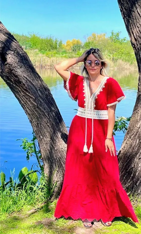 Vestido largo rojo con detalles de crochet blanco en el escote y la cintura. Posee mangas cortas con volados y terminación de puntilla. La falda es amplia y con terminación de puntilla. Con forro en la falda y elástico en la cintura. Talle XL. Nuevo con etiqueta.