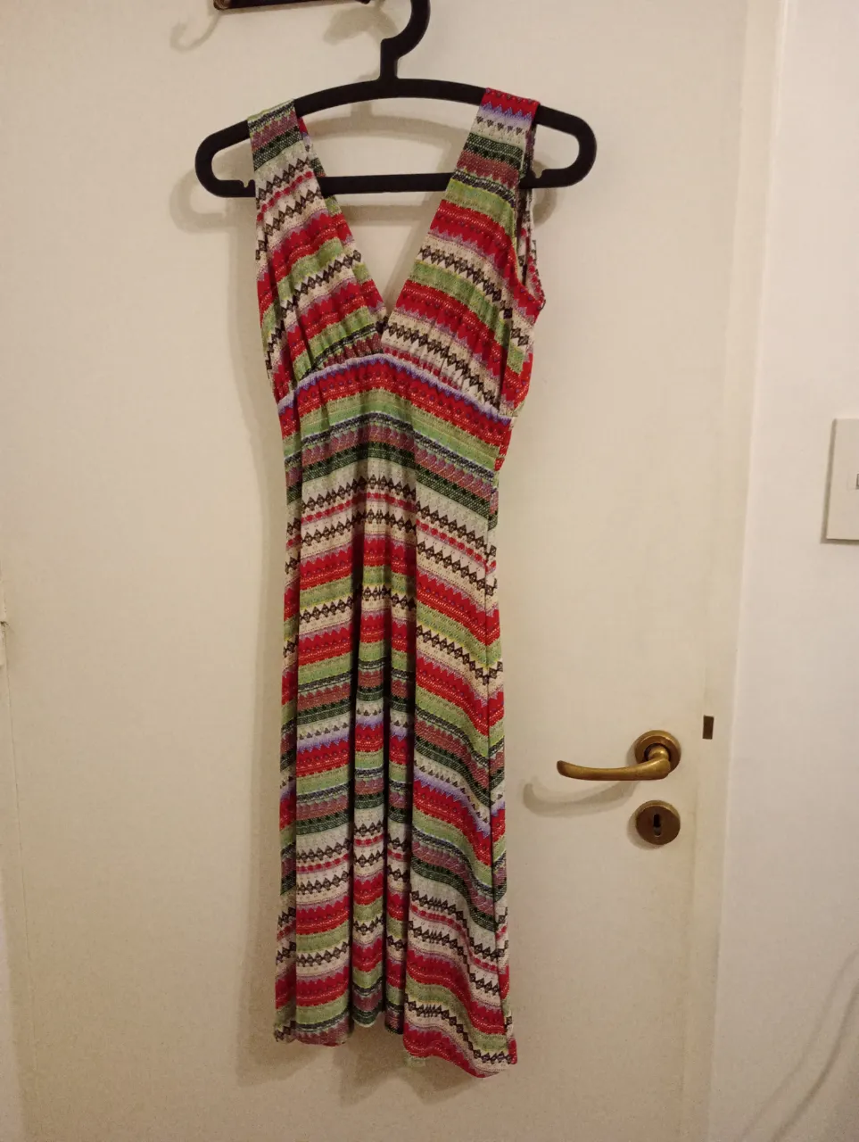 Vestido estampado con breteles anchos y escote en V. Largo hasta la rodilla. Talle 40. Nuevo sin etiqueta 