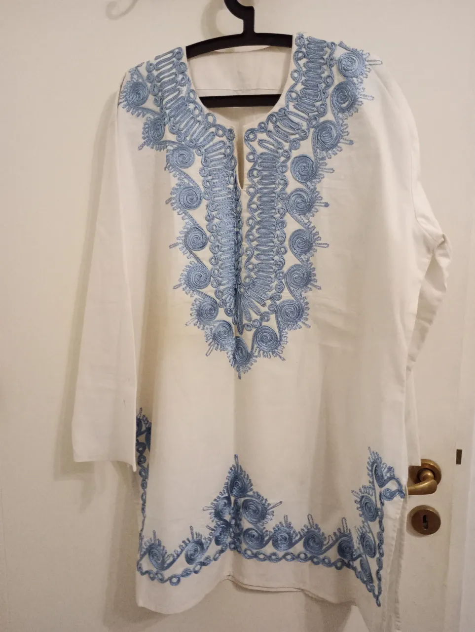 Camisola hindú blanca con bordados celestes en cuello y ruedo. Mangas 3/4. De algodón egipcio. Talle único. Nueva sin etiqueta. 