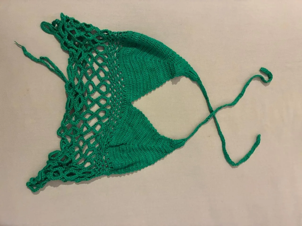 Top de bikini tejido a mano en color verde. Diseño artesanal con detalles calados.